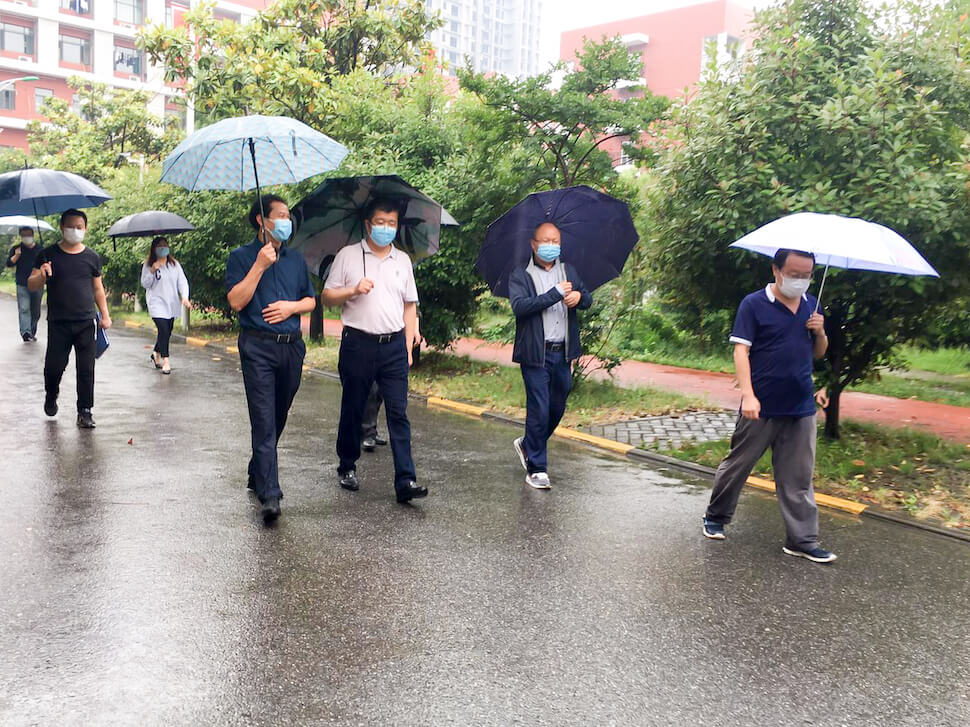 武汉市教育局领导莅临格鲁伯实验学校指导初三学生复学工作