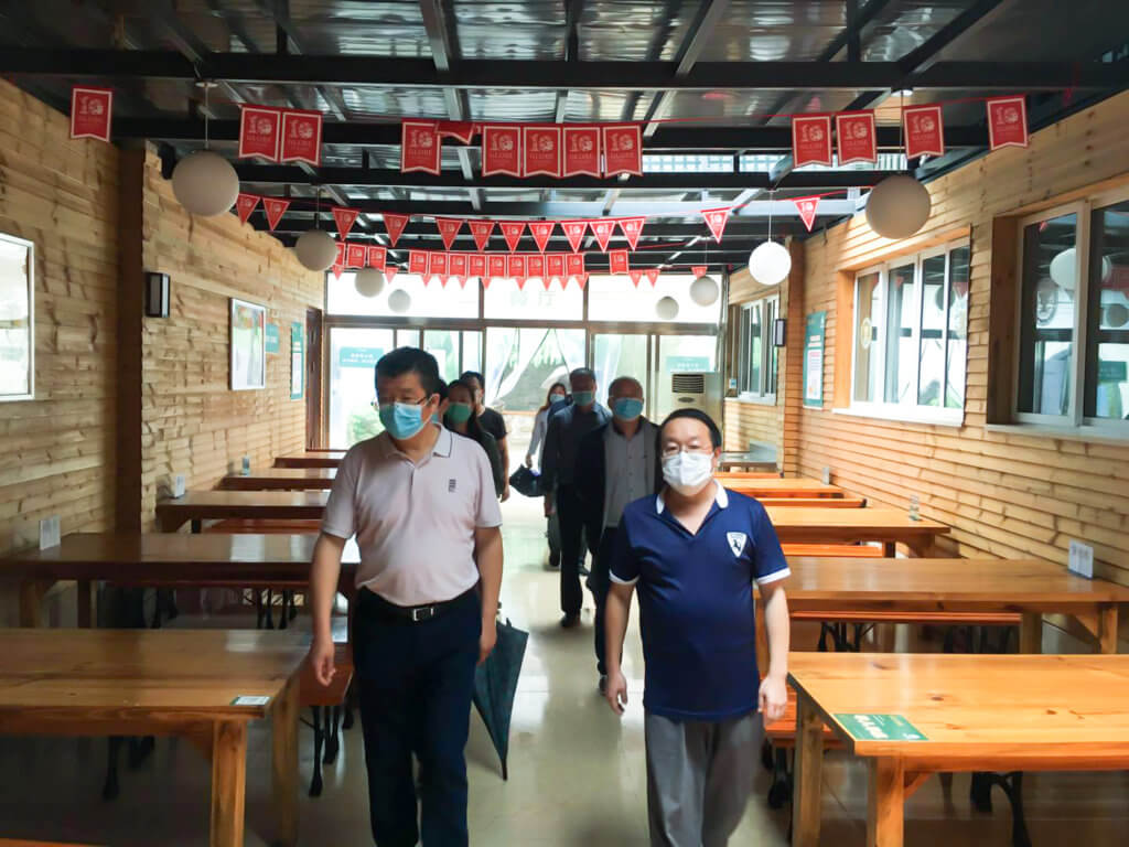 武汉市教育局领导莅临格鲁伯实验学校指导初三学生复学工作(图5) 武汉市教育局领导莅临格鲁伯实验学校指导初三学生复学工作(图5)