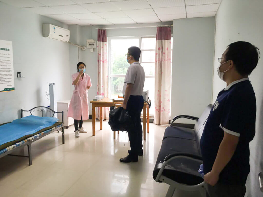 武汉市教育局领导莅临格鲁伯实验学校指导初三学生复学工作(图3) 武汉市教育局领导莅临格鲁伯实验学校指导初三学生复学工作(图3)