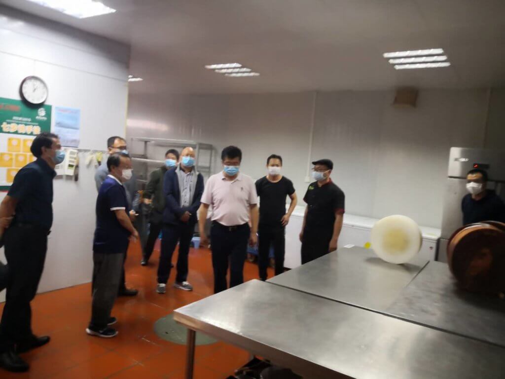 武汉市教育局领导莅临格鲁伯实验学校指导初三学生复学工作(图6) 武汉市教育局领导莅临格鲁伯实验学校指导初三学生复学工作(图6)