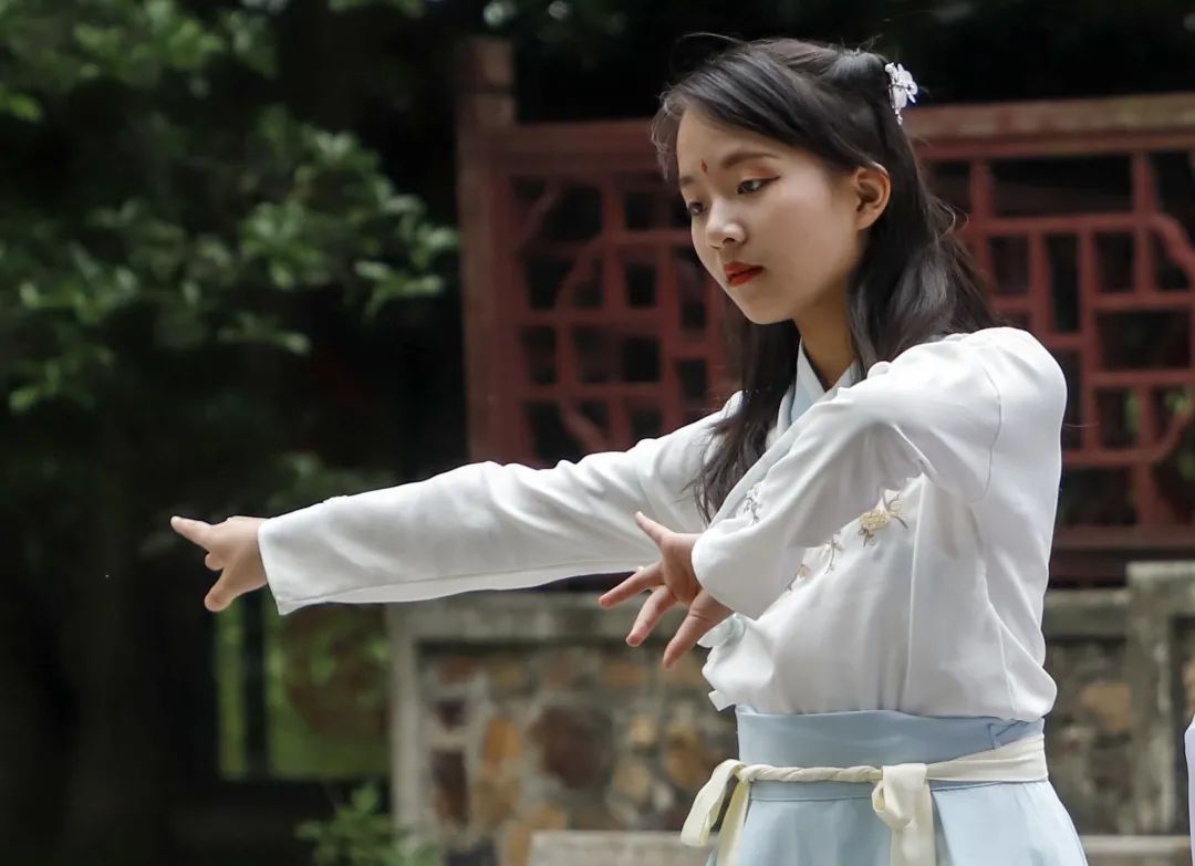 汉服雅集 | 人间四月春意浓,梁园花开待君来(图8) 图片